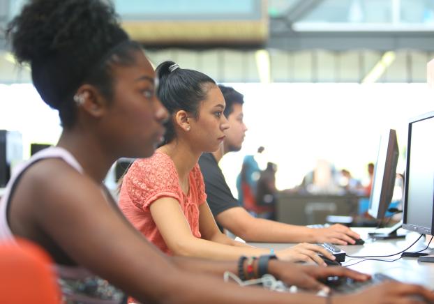 Students using Computer Commons